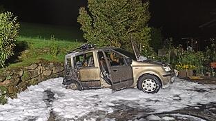 Das Fahrezug begann laut Polizei in der Garage zu brennen.