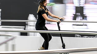 Auch kleine Elektrotretroller wie auf diesem Symbol-Foto sind versicherungspflichtig.