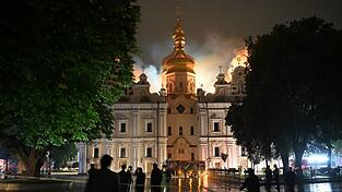 Flammen züngeln aus dem Dach unter den vergoldeten Kuppeln der Mariä-Entschlafens-Kathedrale. Flammen züngeln aus dem Dach unter den vergoldeten Kuppeln der Mariä-Entschlafens-Kathedrale.