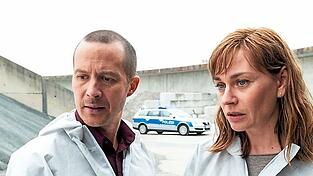 Rupert (Barnaby Metschurat) und Ann Kathrin Klaasen (Christiane Paul) m&uuml;ssen einen Serienm&ouml;rder aufhalten.