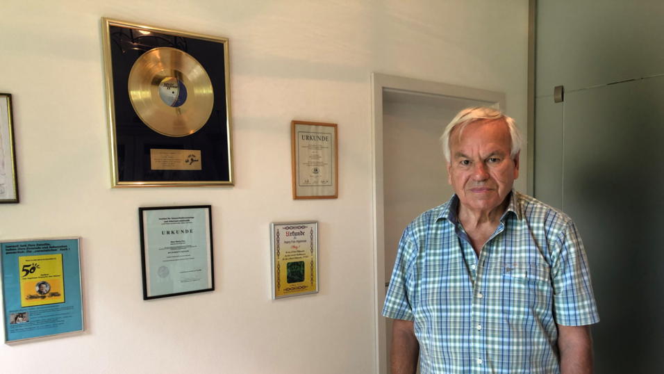 Harry Fox: 'Fr&uuml;her war ich st&auml;ndig unterwegs, jetzt kommen die Menschen zu mir und es freut mich, wenn ich ihnen helfen kann.'