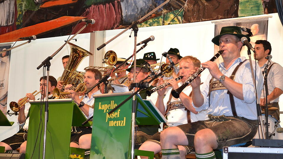 Es herrschte eine gute Atmosphäre im Zelt 7 beim Auftritt der Kapelle Josef Menzl. (Foto: Fabian Roßmann) Es herrschte eine gute Atmosphäre im Zelt 7 beim Auftritt der Kapelle Josef Menzl. (Foto: Fabian Roßmann)