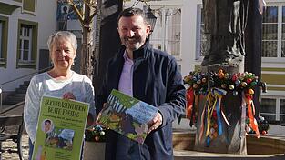 Beate Freitag händigte Markus Hofmann das erste Exemplar ihres Kinderbuches aus. Beate Freitag händigte Markus Hofmann das erste Exemplar ihres Kinderbuches aus.