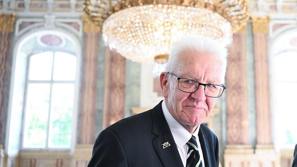 Bei seinem Abschied im Neuen Schloss zeigt sich Kretschmann wehm&uuml;tig.