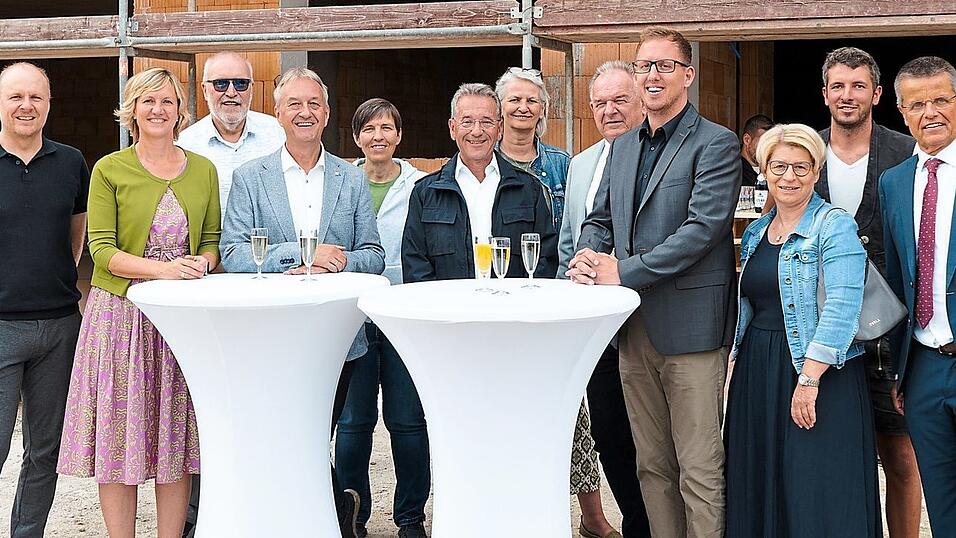 Die Beteiligten beim Richtfest