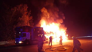 Auf der A3 zwischen den Anschlussstellen Regensburg-Ost und Neutraubling brannte am Montagmorgen ein Autotransporter.
