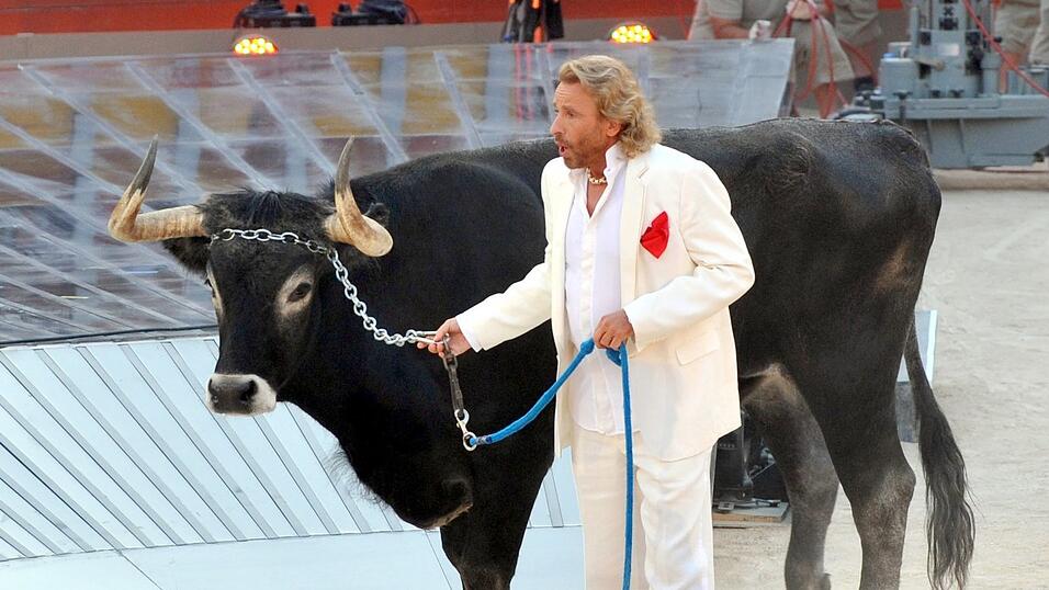 Gottschalk 2009 bei einer Mallorca-Ausgabe von «Wetten, dass..?» mit einem Stier. Gottschalk 2009 bei einer Mallorca-Ausgabe von «Wetten, dass..?» mit einem Stier.