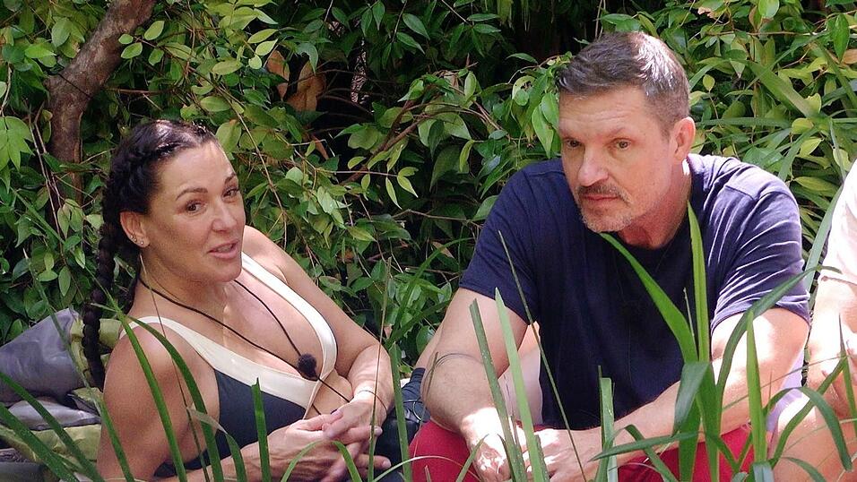 Ballack und Krüger blicken mit Verwunderung auf die Jugend. Ballack und Krüger blicken mit Verwunderung auf die Jugend.