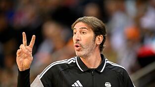 Nationalcoach Álex Mumbrú trainiert in der neuen Saison auch Bologna. Nationalcoach Álex Mumbrú trainiert in der neuen Saison auch Bologna.