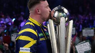 Luke Littler feiert den WM-Titel. Luke Littler feiert den WM-Titel.