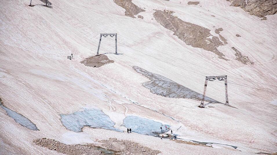 Ein Schlepplift auf dem N&ouml;rdlichen Schneeferner - hier im Sommer. (Archivbild)