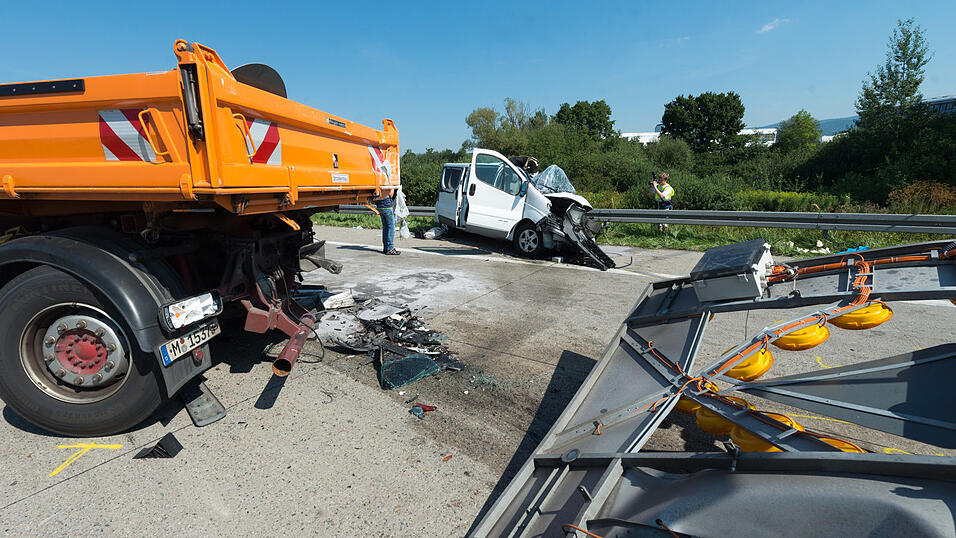 Zwei Menschen - darunter ein 15-jähriges Mädchen - mussten diesen Unfall auf der A3 bei Deggendorf mit ihrem Leben bezahlen. (Foto: Armin Weigel/dpa) Zwei Menschen - darunter ein 15-jähriges Mädchen - mussten diesen Unfall auf der A3 bei Deggendorf mit ihrem Leben bezahlen. (Foto: Armin Weigel/dpa)