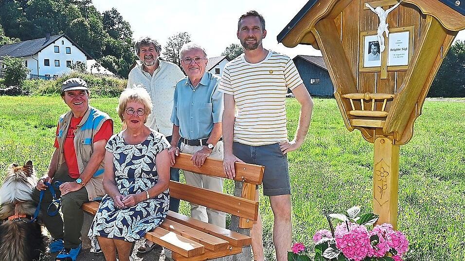 Die „IG Steg“ am historischen Platz beim frisch restaurierten Marterl. Die „IG Steg“ am historischen Platz beim frisch restaurierten Marterl.