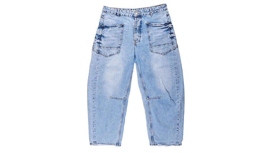 Eine Ballonhose betont die Taille. Eine Ballonhose betont die Taille.