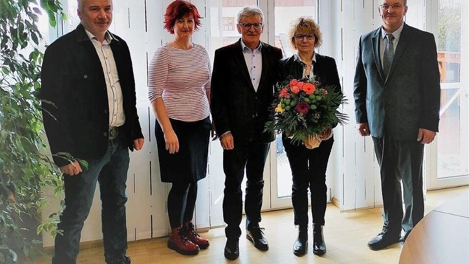 Zweiter B&uuml;rgermeister Christian Freiberger (von links), Gesch&auml;ftsleiterin Monika Kalteis, scheidender Gesch&auml;ftsleiter Franz Kintsch, Monika Kintsch und Erster B&uuml;rgermeister Anton Kargel.