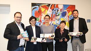 Bürgermeister Martin Stoiber, Petra Jakobi, Anjalie Chaubal, Bärbel Kleindorfer-Marx und Timo Bullemer (von links) präsentieren die neue Broschüre des Kulturprogramms.