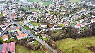 In einem Mehrfamilienhaus am Pastritzweg (in der Bildmitte erstreckt sie sich von links nach rechts) hängt der Haussegen schief. Grund: Der offensichtlich kranke Bewohner einer Eigentumswohnung sorgt auch nachts für mächtig Lärm, der eine Mieterin darunter um den Schlaf bringt. Und das seit Juni. In einem Mehrfamilienhaus am Pastritzweg (in der Bildmitte erstreckt sie sich von links nach rechts) hängt der Haussegen schief. Grund: Der offensichtlich kranke Bewohner einer Eigentumswohnung sorgt auch nachts für mächtig Lärm, der eine Mieterin darunter um den Schlaf bringt. Und das seit Juni.