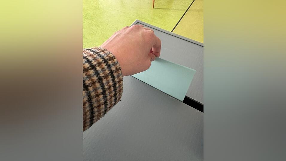 Der Vorsprung von Tobias Beck (Freie W&auml;hler) gegen&uuml;ber Ewald Seifert (CSU) zeichnete sich schon fr&uuml;h bei der Ausz&auml;hlung der Stimmen ab.