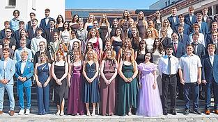 Die diesj&auml;hrigen Absolventen des Gymnasiums Dingolfing erhielten am Freitag ihre Abschlusszeugnisse.