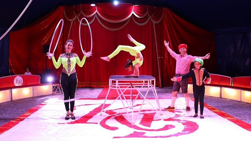 Joena Buch (links) und Anthony Brunseli sind Teil des Zirkus. Sie zeigen unter anderem Clownerie und eine Schlangen-Darbietung. In der Pause &ouml;ffnet der Kiosk f&uuml;r Popcorn und Zuckerwatte.