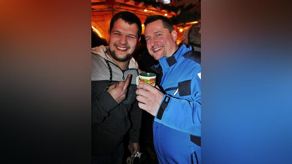 Seit einigen Jahren gehört auch die Weihnachtspyramide am Bischof-Sailer-Platz zur festen Institution zur Weihnachtszeit in Landshut, und ist vor allem bei der jüngeren Generation sehr beliebt. Seit einigen Jahren gehört auch die Weihnachtspyramide am Bischof-Sailer-Platz zur festen Institution zur Weihnachtszeit in Landshut, und ist vor allem bei der jüngeren Generation sehr beliebt.