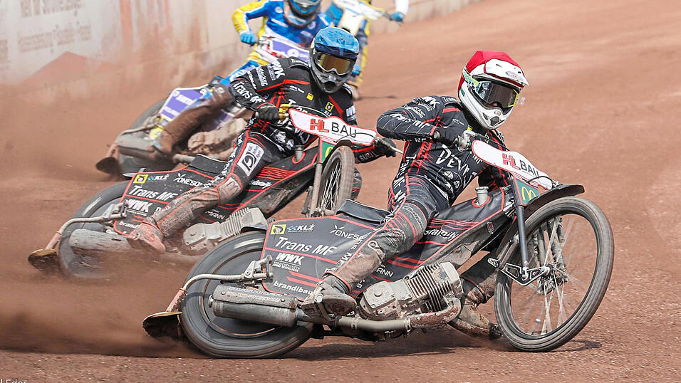 Jetzt gibt’s nur noch Vollgas: Leon Flint (blauer Helm), Janek Konzack (rot) und ihre Devils wollen nach dem Sieg in Gniezno jetzt den Sack zumachen und ins Finale preschen. Jetzt gibt’s nur noch Vollgas: Leon Flint (blauer Helm), Janek Konzack (rot) und ihre Devils wollen nach dem Sieg in Gniezno jetzt den Sack zumachen und ins Finale preschen.
