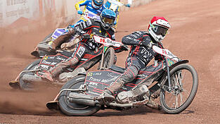 Jetzt gibt’s nur noch Vollgas: Leon Flint (blauer Helm), Janek Konzack (rot) und ihre Devils wollen nach dem Sieg in Gniezno jetzt den Sack zumachen und ins Finale preschen. Jetzt gibt’s nur noch Vollgas: Leon Flint (blauer Helm), Janek Konzack (rot) und ihre Devils wollen nach dem Sieg in Gniezno jetzt den Sack zumachen und ins Finale preschen.