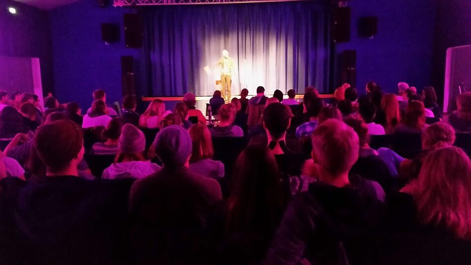 Zuschauer verfolgen gespannt den Auftritt eines Poeten beim Landshuter Poetry Slam. Zuschauer verfolgen gespannt den Auftritt eines Poeten beim Landshuter Poetry Slam.