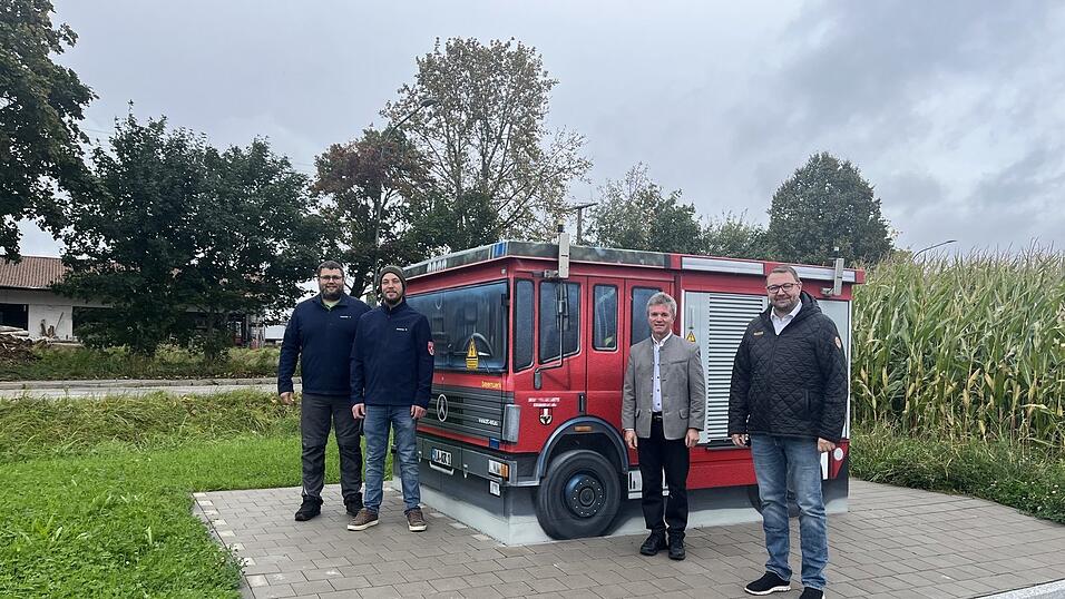 Kommandant Alexander Vilsmeier und den zweiten Vorsitzenden Johannes Oßner von der Feuerwehr Altfraunhofen, Bürgermeister Johann Schreff und Tobias Brockel, Bayernwerk Netz.