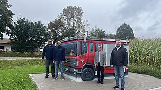 Kommandant Alexander Vilsmeier und den zweiten Vorsitzenden Johannes Oßner von der Feuerwehr Altfraunhofen, Bürgermeister Johann Schreff und Tobias Brockel, Bayernwerk Netz.