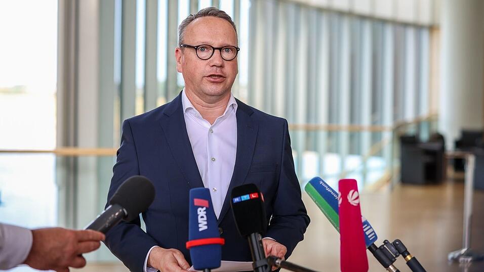 NRW-Justizminister gerät durch den Ausbruch in Duisburg unter Druck. NRW-Justizminister gerät durch den Ausbruch in Duisburg unter Druck.