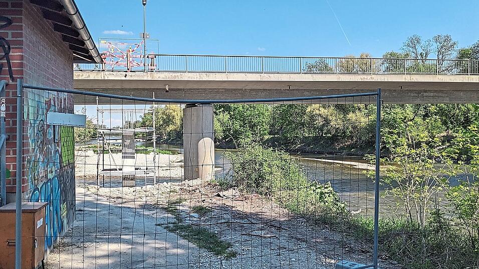 Wer es bislang gewohnt war, von Moosburg weiter in Richtung Bruckberg an der Isar zu radeln, der endet in Volkmannsdorf vor einem Gitterzaun. Die Br&uuml;ckentreppen fehlen.