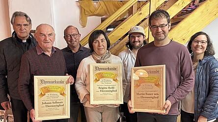 Die Gründungsmitglieder des Kirchenfördervereins (vorne, v.l.) Johann Sellmair, Brigitte Beibl und Martin Bauer (in Vertretung seines Vaters) wurden zu Ehrenmitgliedern ernannt.