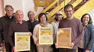 Die Gründungsmitglieder des Kirchenfördervereins (vorne, v.l.) Johann Sellmair, Brigitte Beibl und Martin Bauer (in Vertretung seines Vaters) wurden zu Ehrenmitgliedern ernannt.