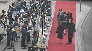 K&ouml;nigin Silvia wurde bei ihrem Besuch in M&uuml;nchen festlich begr&uuml;&szlig;t.