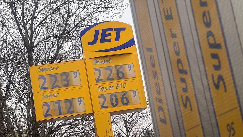 Wenn Sprit teurer wird, liegt das an globalen Krisen und knappen Ressourcen.