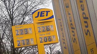 Wenn Sprit teurer wird, liegt das an globalen Krisen und knappen Ressourcen.