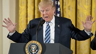 Donald Trump unterzeichnete am Montag den Erlass.