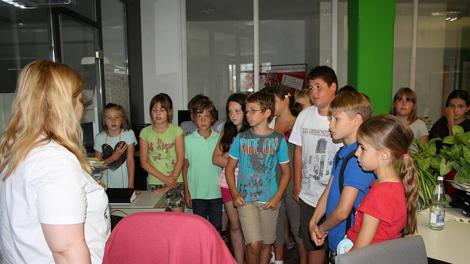 Die 4a und 4b der Grundschule Alburg besuchte am Donnerstag, 11. Juli, zusammen mit ihren Lehrerinnen Frau Scheer und Frau Schill das Verlagshaus des Straubinger Tagblatts. (Foto: Pfeffer) Die 4a und 4b der Grundschule Alburg besuchte am Donnerstag, 11. Juli, zusammen mit ihren Lehrerinnen Frau Scheer und Frau Schill das Verlagshaus des Straubinger Tagblatts. (Foto: Pfeffer)