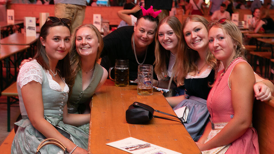 Die Partybilder vom Dienstag, 12. August, aus dem Festzelt Reisinger. Die Partybilder vom Dienstag, 12. August, aus dem Festzelt Reisinger.