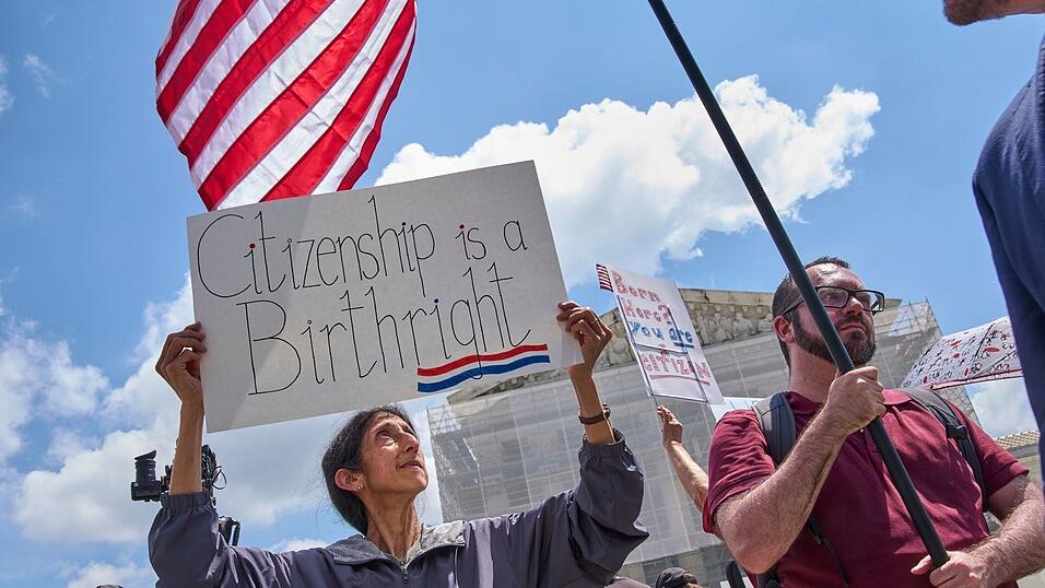 Gegner einer Änderung des US-Geburtsrechts demonstrieren. (Archivbild) Gegner einer Änderung des US-Geburtsrechts demonstrieren. (Archivbild)
