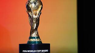 Diese Trophäe ist für den künftigen Fußball-Weltmeister. Diese Trophäe ist für den künftigen Fußball-Weltmeister.