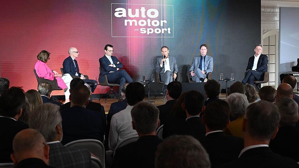 Auf dem Podium: Porsche-Chef Michael Leiters (2.v.l-r), BMW-Chef Milan Nedeljković, VW-Chef Oliver Blume, Mercedes-Chef Ola K&auml;llenius und Audi-Chef Gernot D&ouml;llner.