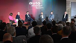 Auf dem Podium: Porsche-Chef Michael Leiters (2.v.l-r), BMW-Chef Milan Nedeljković, VW-Chef Oliver Blume, Mercedes-Chef Ola Källenius und Audi-Chef Gernot Döllner. Auf dem Podium: Porsche-Chef Michael Leiters (2.v.l-r), BMW-Chef Milan Nedeljković, VW-Chef Oliver Blume, Mercedes-Chef Ola Källenius und Audi-Chef Gernot Döllner.