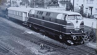 In Miltach steht der Zug zur Abfahrt nach Viechtach bereit. In Miltach steht der Zug zur Abfahrt nach Viechtach bereit.