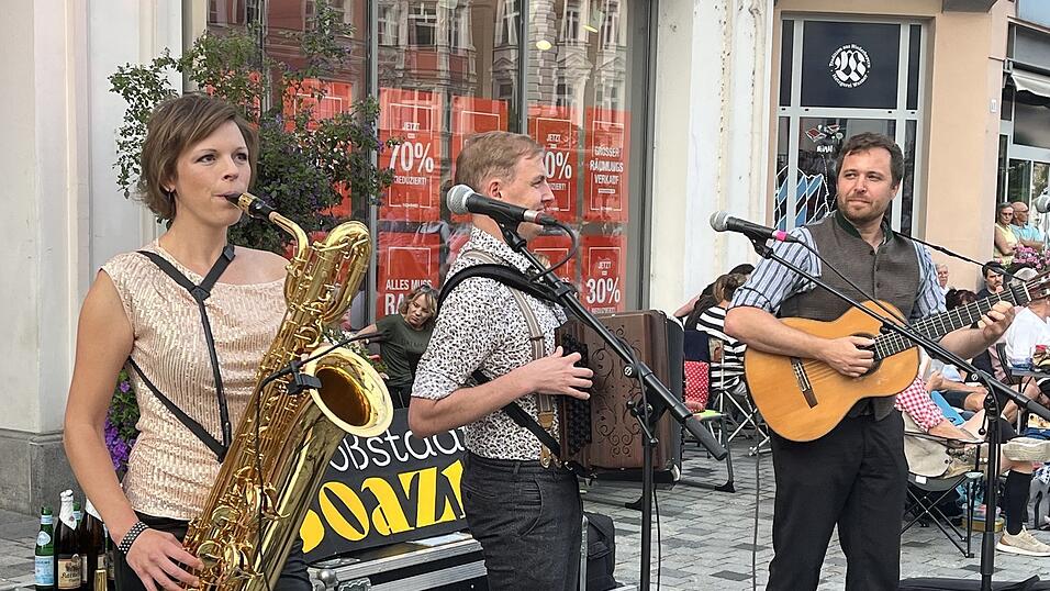 Mit Brotzeit, Getr&auml;nken und z&uuml;nftiger Musi l&auml;uteten die Straubingerinnen und Straubinger voller Vorfreude ihre 'F&uuml;nfte Jahreszeit' ein.