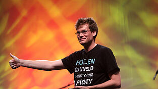 Der US-amerikanische Schriftsteller John Green. (Foto: Wikipedia/MaybeMaybeMaybe) Der US-amerikanische Schriftsteller John Green. (Foto: Wikipedia/MaybeMaybeMaybe)