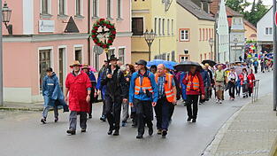 Es ist immer wieder beeindruckend, wenn die Pilger in Geiselhöring den Postberg beim Rathaus heraufziehen.