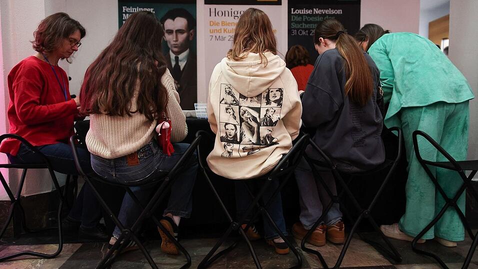 Im Foyer des Museums läuft Popmusik, während Fans Freundschaftsbändchen knüpfen. Im Foyer des Museums läuft Popmusik, während Fans Freundschaftsbändchen knüpfen.