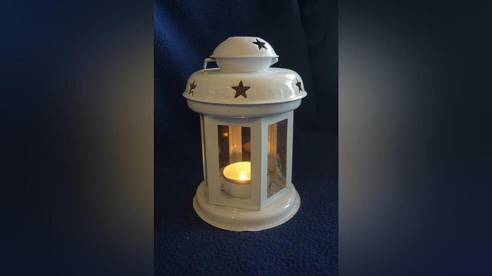 Laterne im Weihnachtsdesign. Benutzt freilich wird sie im Sommer...